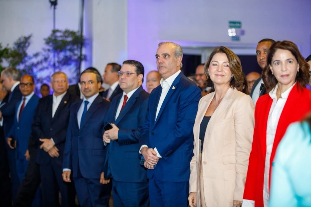 Lucile Houllemont resalta nuevas empresas, exportaciones y acuerdos comerciales como señales del dinamismo de la economía dominicana.