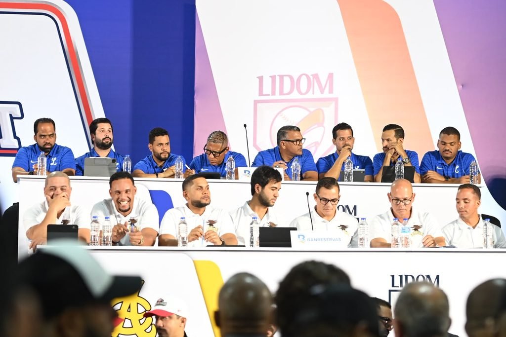 El prospecto Hayden Álvarez posa con la camiseta de los Tigres del Licey tras ser electo primer pick del Draft de Novatos de la LIDOM.