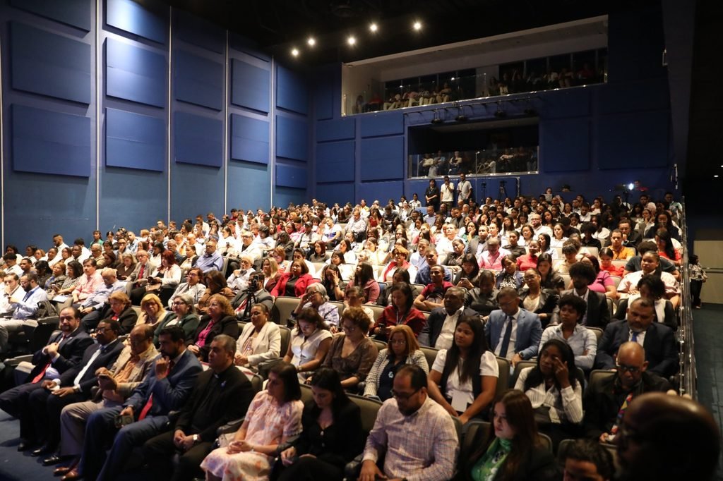 El congreso reúne a 700 estudiantes de 23 universidades y otorgará RD$1 millón en premios a investigaciones innovadoras.