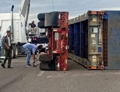 La patana quedó volcada en la avenida John F. Kennedy