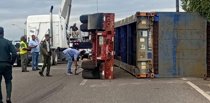 La patana quedó volcada en la avenida John F. Kennedy