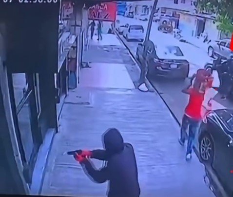La Policía arrestó a tres jóvenes por el intento de asalto en Villa Juana, donde un oficial retirado resultó herido de bala.