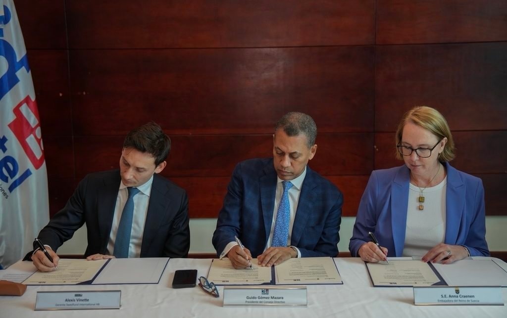 Ejecutivos de Indotel y la delegación diplomática del Reino de Suecia durante la firma del acuerdo de subvención financiera en Santo Domingo.