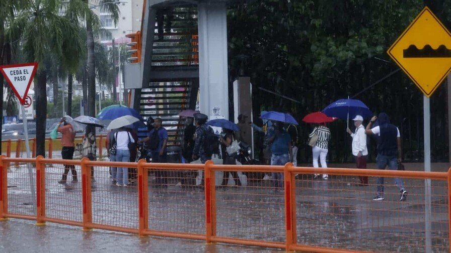 Salud Pública y organismos de socorro despliegan operativos sanitarios y de saneamiento en comunidades afectadas por las inundaciones temporales.