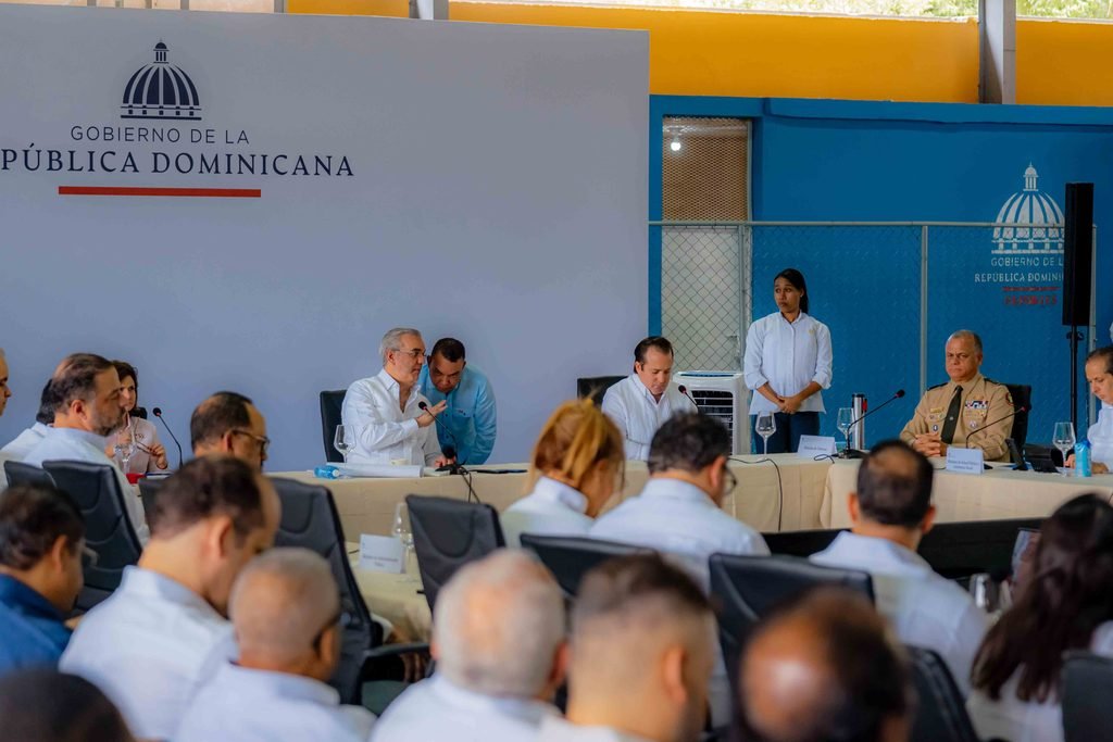 El titular del SNS, Dr. Julio Landrón, detalla las inversiones hospitalarias durante el Consejo de Ministros encabezado por el presidente Luis Abinader en San José de Ocoa.