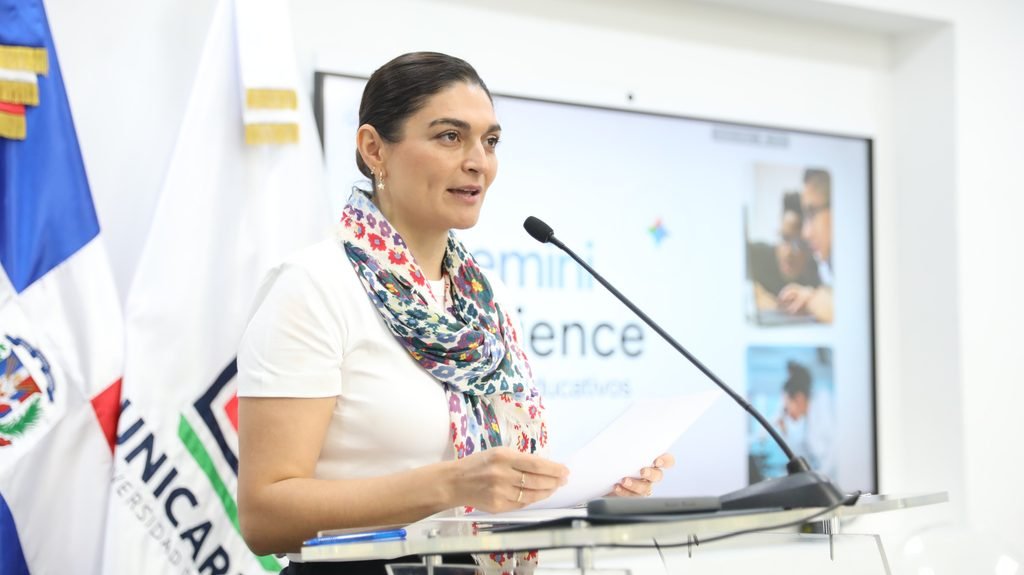 Ingrid Avilés, responsable de adopción digital de Gemini para Centroamérica, México y el Caribe, explica el uso de la inteligencia artificial generativa como apoyo al docente.