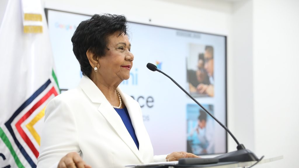 Viceministra Carmen Evarista Matías:La viceministra del MESCyT, Carmen Evarista Matías, al resaltar el impacto del programa de formación pedagógica docente impulsado junto a Google en la Universidad del Caribe.