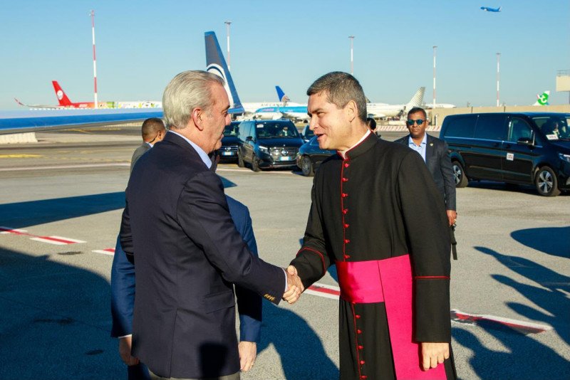 El mandatario explicó que desea invitar al papa León XIV, quien visitó el país anteriormente cuando era sacerdote.