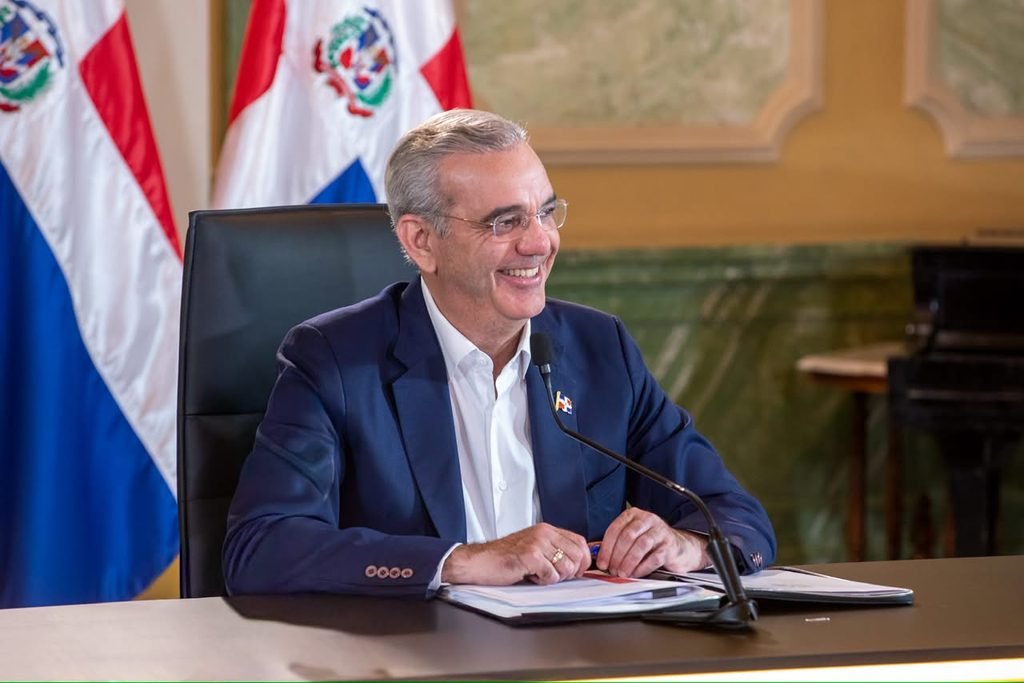 Abinader asegura que su gestión elevó a 16,800 las viviendas en Ciudad Juan Bosch tras saldar una deuda millonaria.