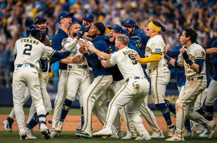 Los Cerveceros de Milwaukee celebran una de sus victorias ante los Rays de Tampa Bay, con la que tomaron ventaja de 2-0 en la Serie Mundial.