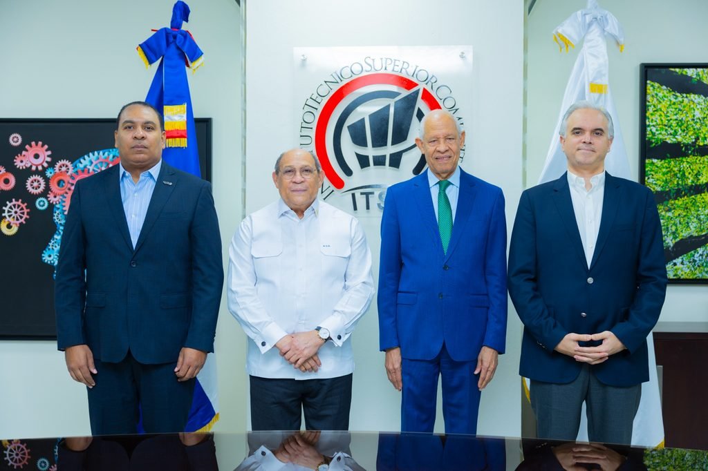 Autoridades educativas y directivos del ITSC durante el encuentro "Advancing Education: All Intelligence DR 2026" en Santo Domingo Este.