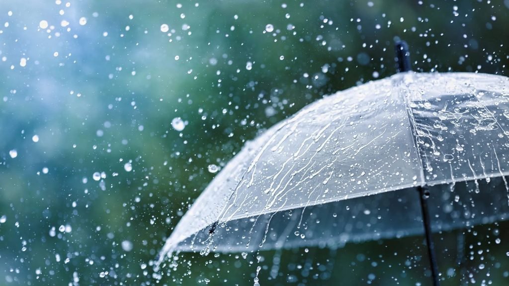 Una baja presión, varias vaguadas y la humedad favorecerán lluvias intensas; el COE mantiene siete provincias en alerta amarilla y ocho en verde.