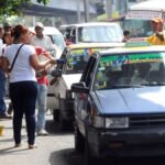 Choferes cuestionan el ajuste y advierten que el nuevo costo afecta sus ingresos.