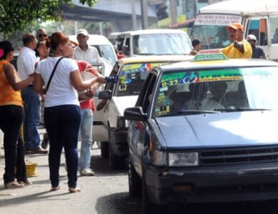 Choferes cuestionan el ajuste y advierten que el nuevo costo afecta sus ingresos.