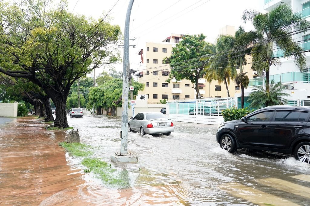 Una vaguada mantiene las condiciones favorables para aguaceros, tormentas eléctricas y ráfagas de viento en varias provincias dominicanas.